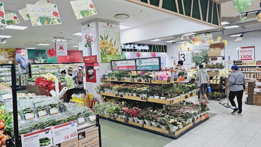 The rows of goods are neatly arranged, easy to choose and shop